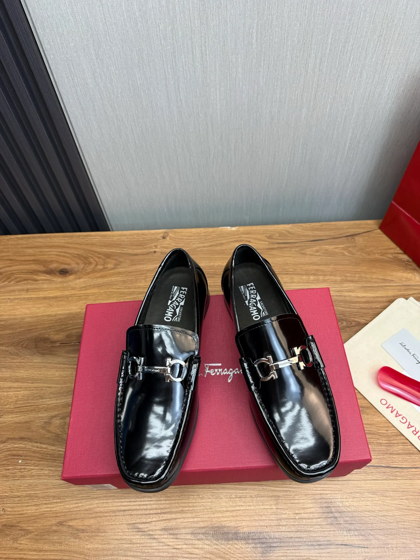 Men's shoes 💰760💰 Ferragamo. [Ferragamo] Men's Loaf leather shoes, the latest hot style, 1:1 original purchase quality, top quality, imported open-edge beaded cowhide leather on the upper, hand-made three-dimensional stitching highlights the round toe design, the inner feet are made of imported cowhide, with original wear-resistant rubber outsole, matching code 39-44, (38, 45 custom-made, non-refundable)